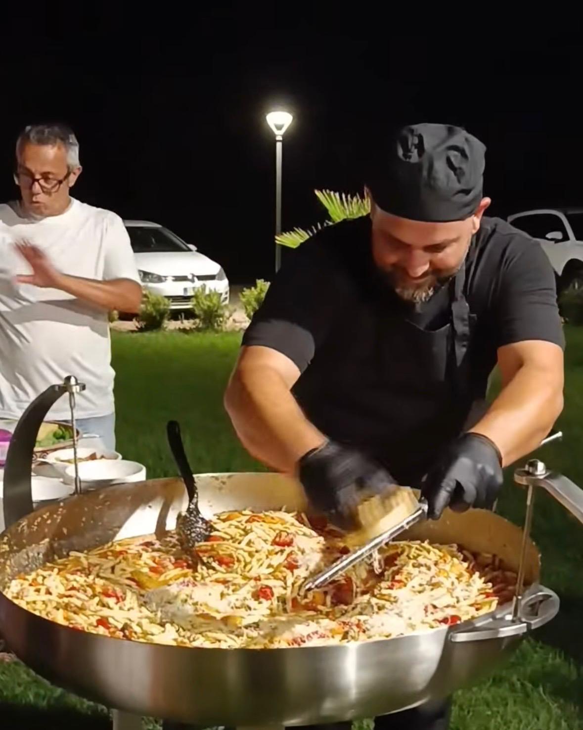Lo chef grattugia il formaggio sul padellone